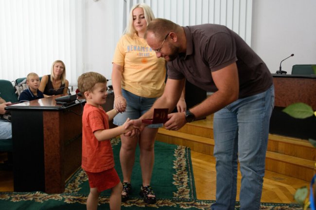 У Луцьку рідним загиблих Героїв вручили їхні нагороди