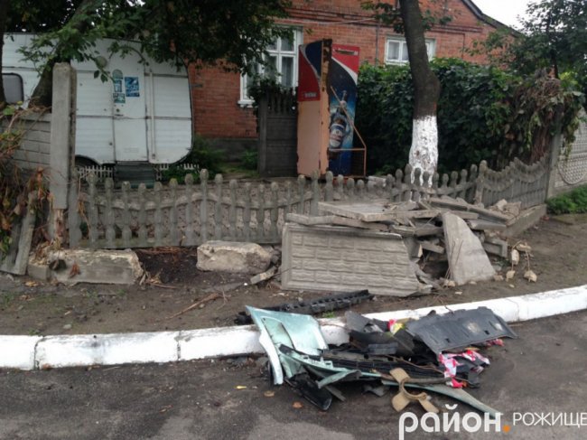 На Волині автівка врізалася у бетонний паркан