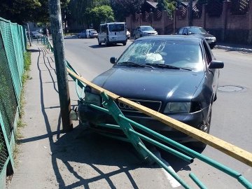 У Луцьку водій на Audi втаранився у паркан. ФОТО