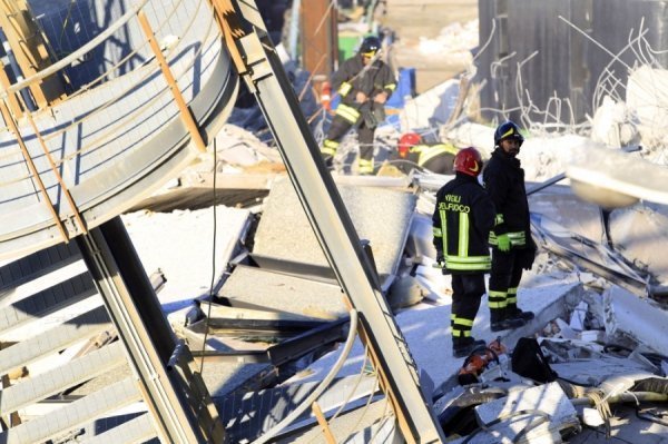 В Італії корабель врізався в берег. ФОТО
