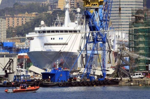 В Італії корабель врізався в берег. ФОТО