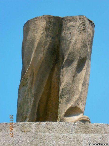 На Черкащині демонтують памʼятник Леніну. ФОТО