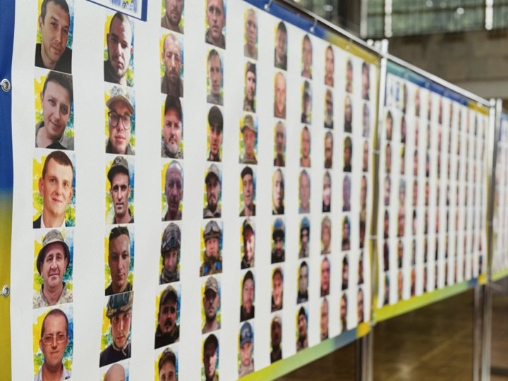 На фото - портрети тих, хто досі не вернувся додому: у Луцьку - виставка про безвісти зниклих і полонених воїнів