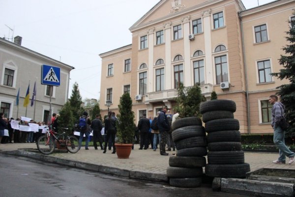 У Тернополі мітингувальники взяли штурмом міськраду