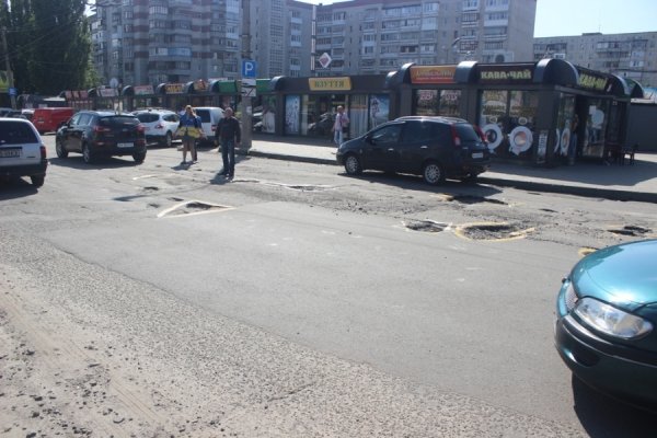 У Луцьку ями на дорогах пообводили фарбою. ФОТО