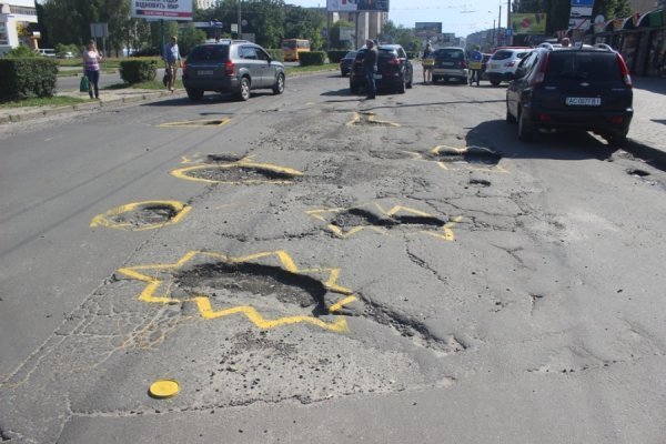 У Луцьку ями на дорогах пообводили фарбою. ФОТО