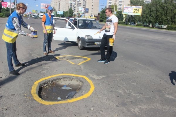 У Луцьку ями на дорогах пообводили фарбою. ФОТО