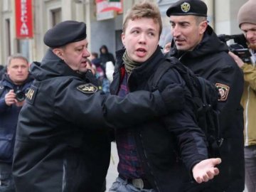 Білоруські ЗМІ показали затриманого у Мінську журналіста Протасевича.ВІДЕО