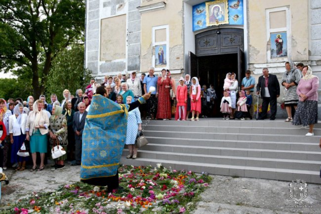У селі на Волині очільника єпархії УПЦ (МП) Нафанаїла зустріли килимом з квітів і короваєм. ФОТО