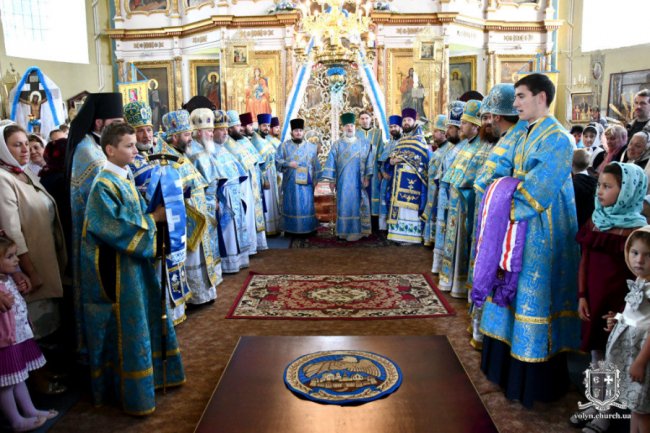 У селі на Волині очільника єпархії УПЦ (МП) Нафанаїла зустріли килимом з квітів і короваєм. ФОТО