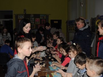 На Волині особливі діти проходять сеанс глинотерапії