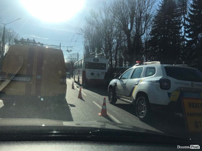 У Луцьку – ДТП за участю тролейбуса. ФОТО 