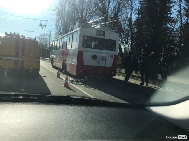 У Луцьку – ДТП за участю тролейбуса. ФОТО 