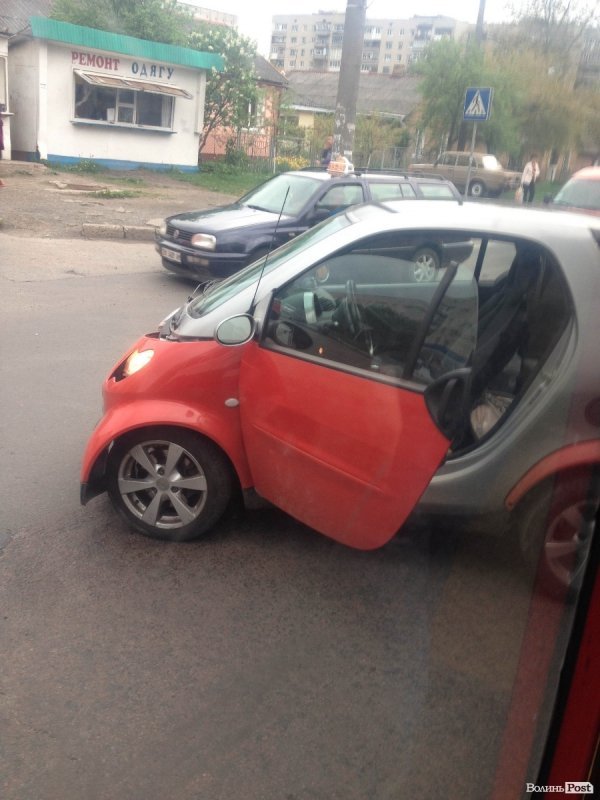 У Луцьку аварія: Smart збив мотоцикліста. ФОТО