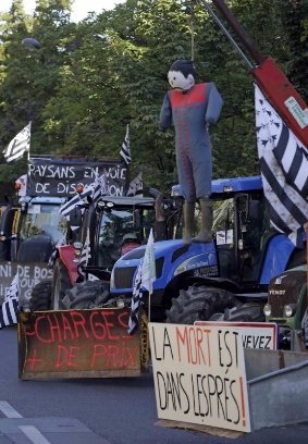 У Парижі тисячі фермерів виїхали на протест на тракторах. ФОТО