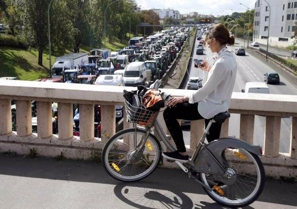 У Парижі тисячі фермерів виїхали на протест на тракторах. ФОТО