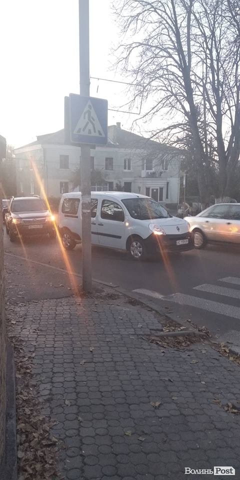 Через аварію у центрі Луцька утворилася тягучка. ФОТО