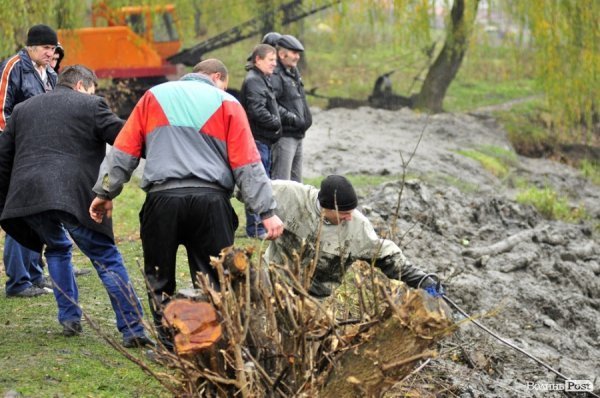 Як чистять ставки в Теремно. ФОТО
