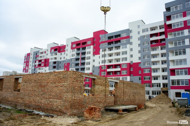 У Луцьку продовжують зводити яскраві оселі у ЖК «Caramel Residence». ФОТО*