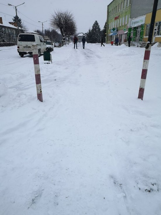Не посипане жодне перехрестя, - волиняни нарікають на засніжені вулиці. ФОТО