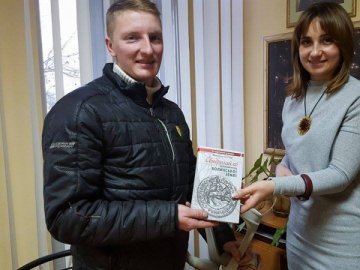 Пораненому бійцю АТО передали гроші на лікування