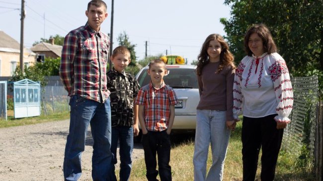 Родина на Волині продає домашній хліб, а гроші передає для ЗСУ. ВІДЕО