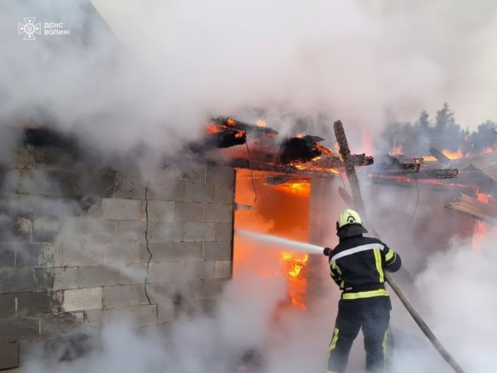 На Волині горіли житловий будинок та господарські споруди