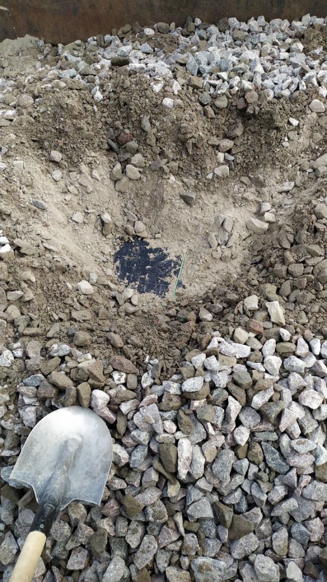 На Волині у поїзді, який перевозив  до Польщі щебінь, знайшли контрабанду. ФОТО. ВІДЕО