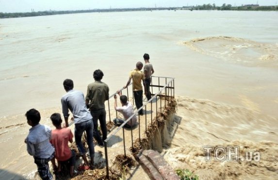 Індія потерпає від катастрофічних повеней. ФОТО