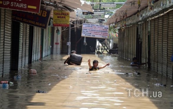 Індія потерпає від катастрофічних повеней. ФОТО