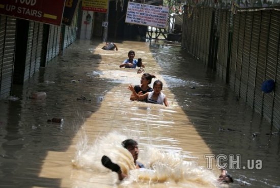 Індія потерпає від катастрофічних повеней. ФОТО