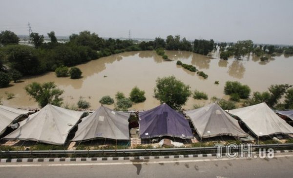 Індія потерпає від катастрофічних повеней. ФОТО