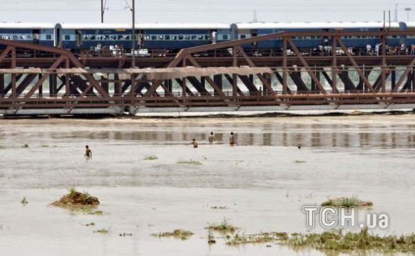 Індія потерпає від катастрофічних повеней. ФОТО