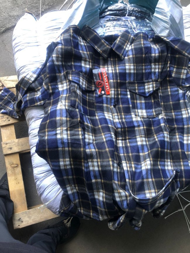 Через волинську митницю нелегально хотіли провезти чоловічі сорочки та светри майже на мільйон гривень. ФОТО