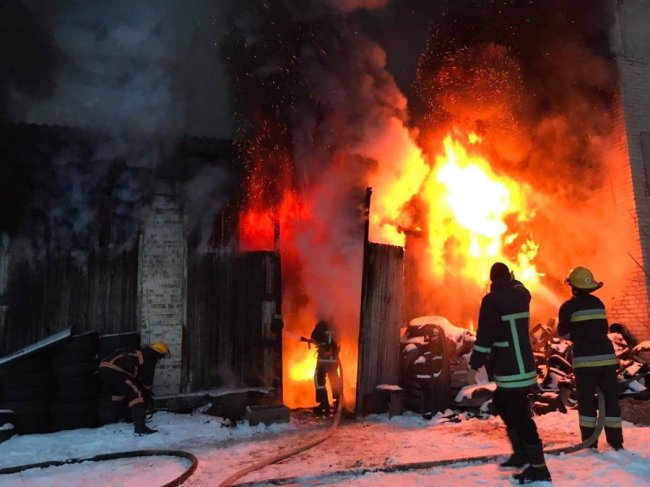 У Луцьку горіли гаражі. ФОТО