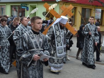 Під час хресної ходи у Луцьку окропили навіть мормонів