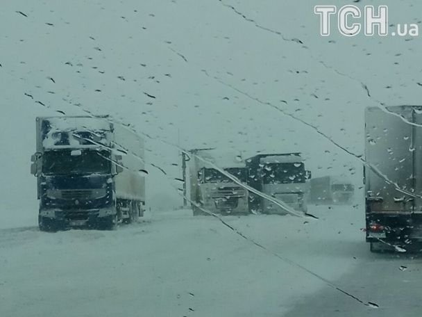 Через негоду у Києві паралізований рух транспорту. ФОТО