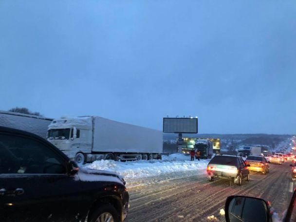 Через негоду у Києві паралізований рух транспорту. ФОТО