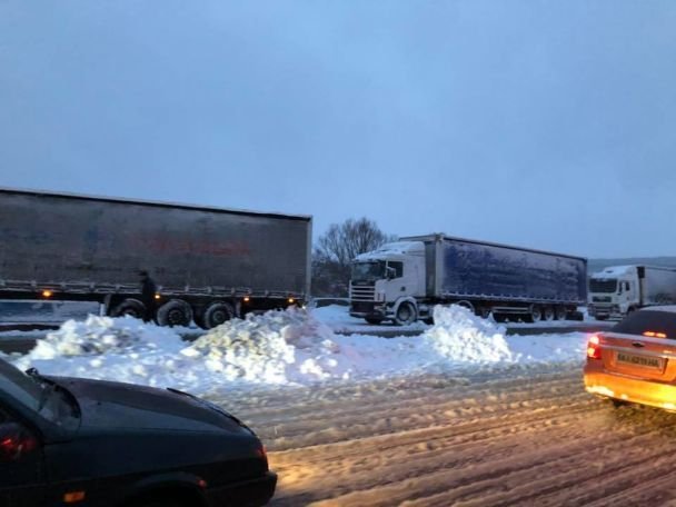 Через негоду у Києві паралізований рух транспорту. ФОТО