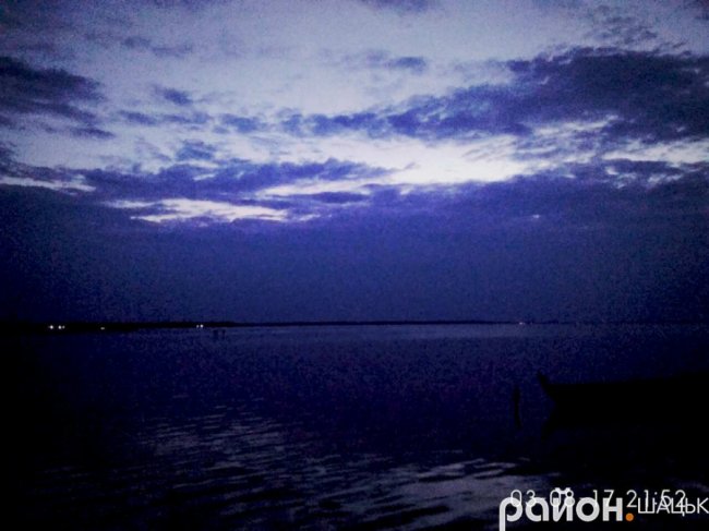 Опублікували дивовижні світлини заходу сонця на Світязі