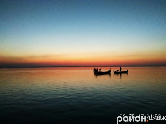 Опублікували дивовижні світлини заходу сонця на Світязі