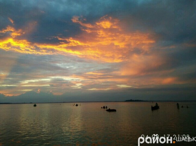 Опублікували дивовижні світлини заходу сонця на Світязі