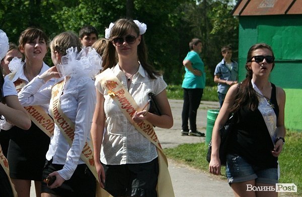 Як луцькі випускники гуляли останній дзвоник