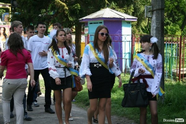 Як луцькі випускники гуляли останній дзвоник