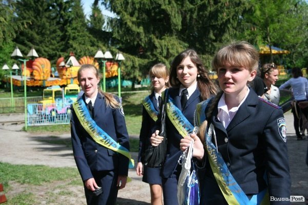 Як луцькі випускники гуляли останній дзвоник