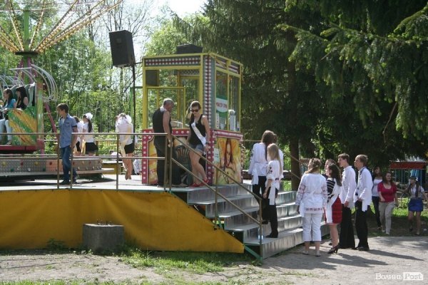 Як луцькі випускники гуляли останній дзвоник