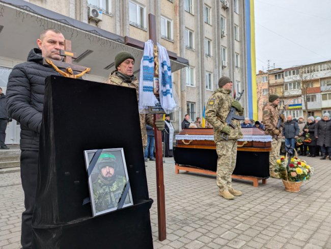 Повернувся із-за кордону, щоб захищати Україну: на Волині попрощались з Героєм Андрієм Карацаєм 