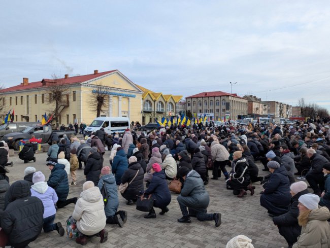 Повернувся із-за кордону, щоб захищати Україну: на Волині попрощались з Героєм Андрієм Карацаєм 