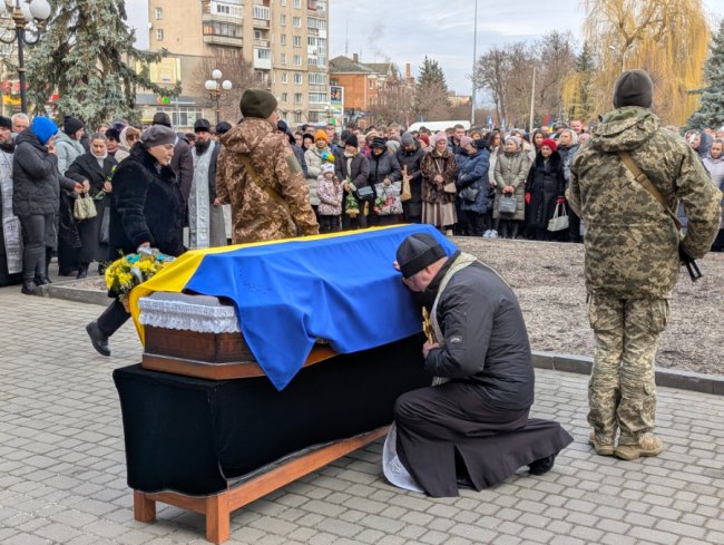 Повернувся із-за кордону, щоб захищати Україну: на Волині попрощались з Героєм Андрієм Карацаєм 