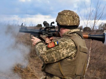 Показали, як тренуються стріляти бійці волинської бригади. ФОТО